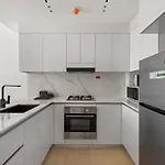 Vayk - Modern 2 Bd Apartment