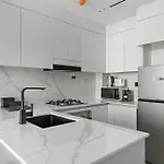 Vayk - Modern 2 Bd Apartment