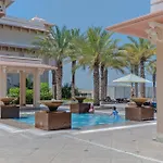 Fully-Equppied Studio With Private Beach And Pool