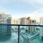 1Bedroom Apartment With Portable Bed In Living Area