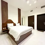 1Bedroom Apartment With Portable Bed In Living Area