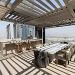 Stylish Studio At Berkeley Place By Ellington