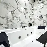 Luxury Stay - Private Jacuzzi - Infinity Pool - Marina & Sea Views - High Floor - Upgraded - Designer - Squash