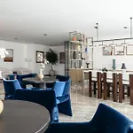 Luxury Two Bedroom Apartment With City & Pool View By Delujo Stays