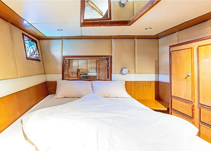 Luxury Yachts - Jumeirah