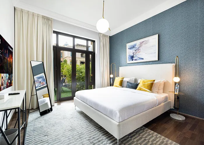 Luxurious Unique 2 Bed With Private Jacuzzi & Garden - Connected To Souk Al Bahar - Dubai Mall