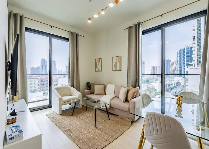 Stunning Apt With Artful Interior And Urban Views