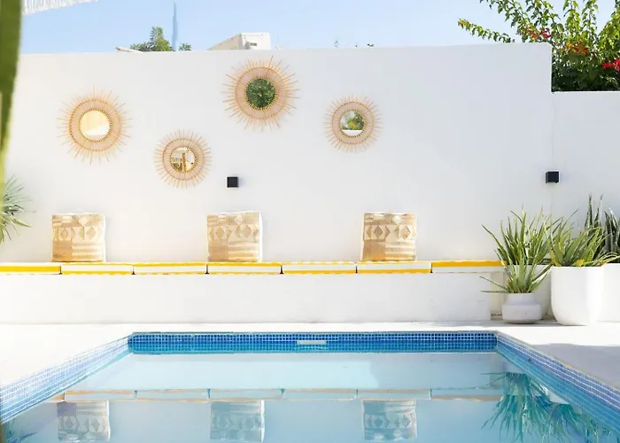 Luxury Boho Chic Beachside Escape, Shared Pool & Burj Khalifa View!