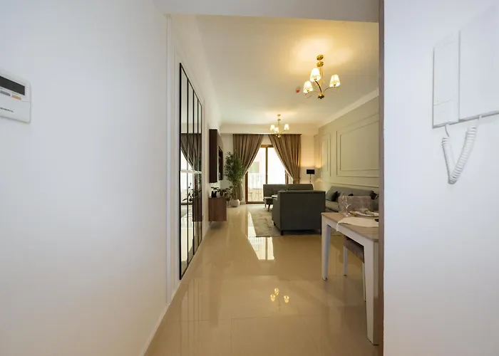 Luxe Spacious 1 Bedroom Apartment