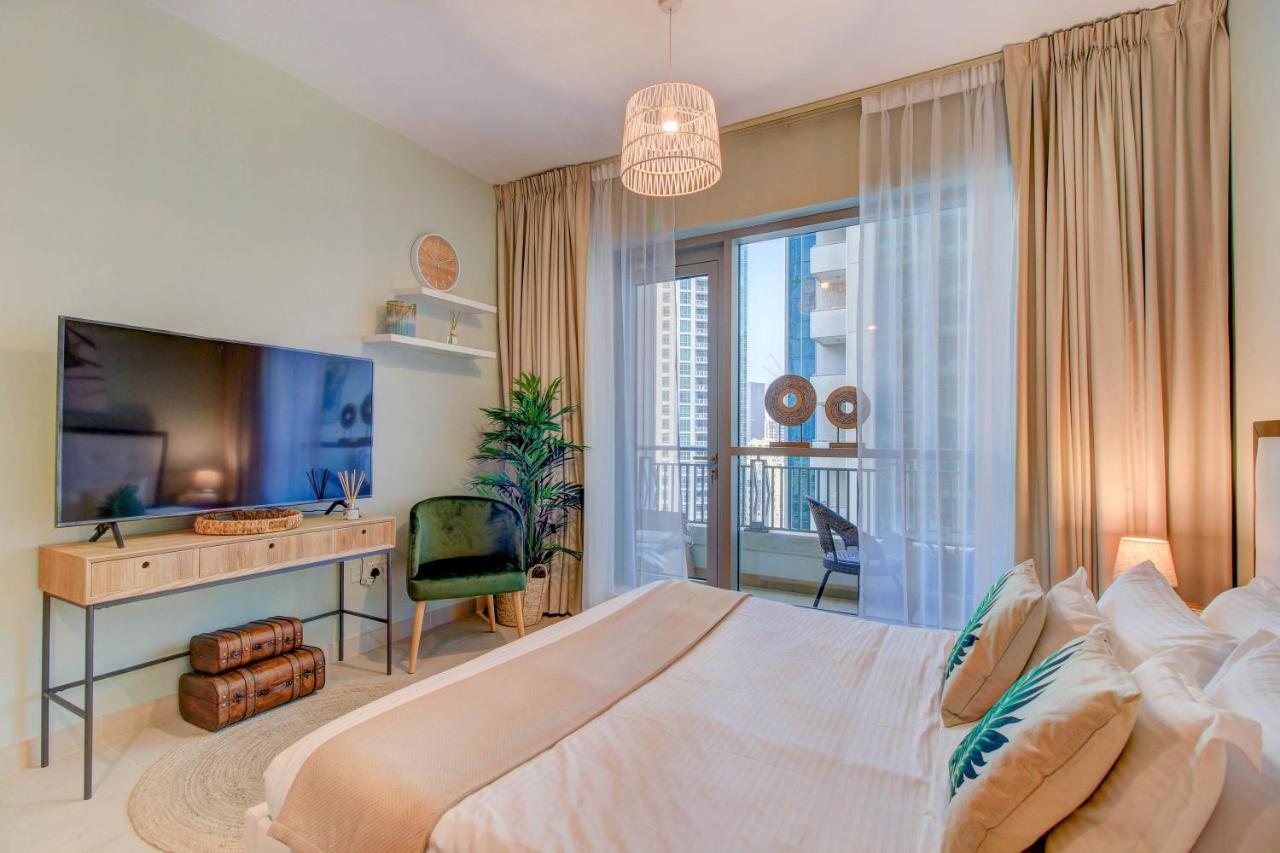 Durrani Homes - Luxurious Near Mall With Pool View Apartamento