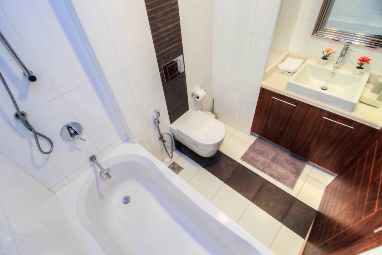 Durrani Homes - Luxurious Near Mall With Pool View Apartamento
