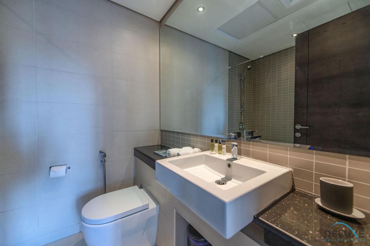 Neat 2br At Silverine Tower Marina By Deluxe Holiday Homes *
