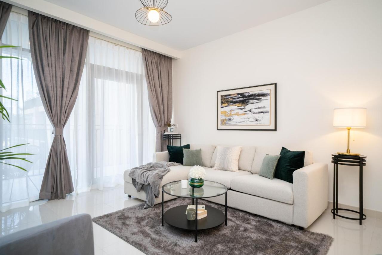 Higuests - Chic With Balcony And Pool Near Burj Khalifa Apartemen *