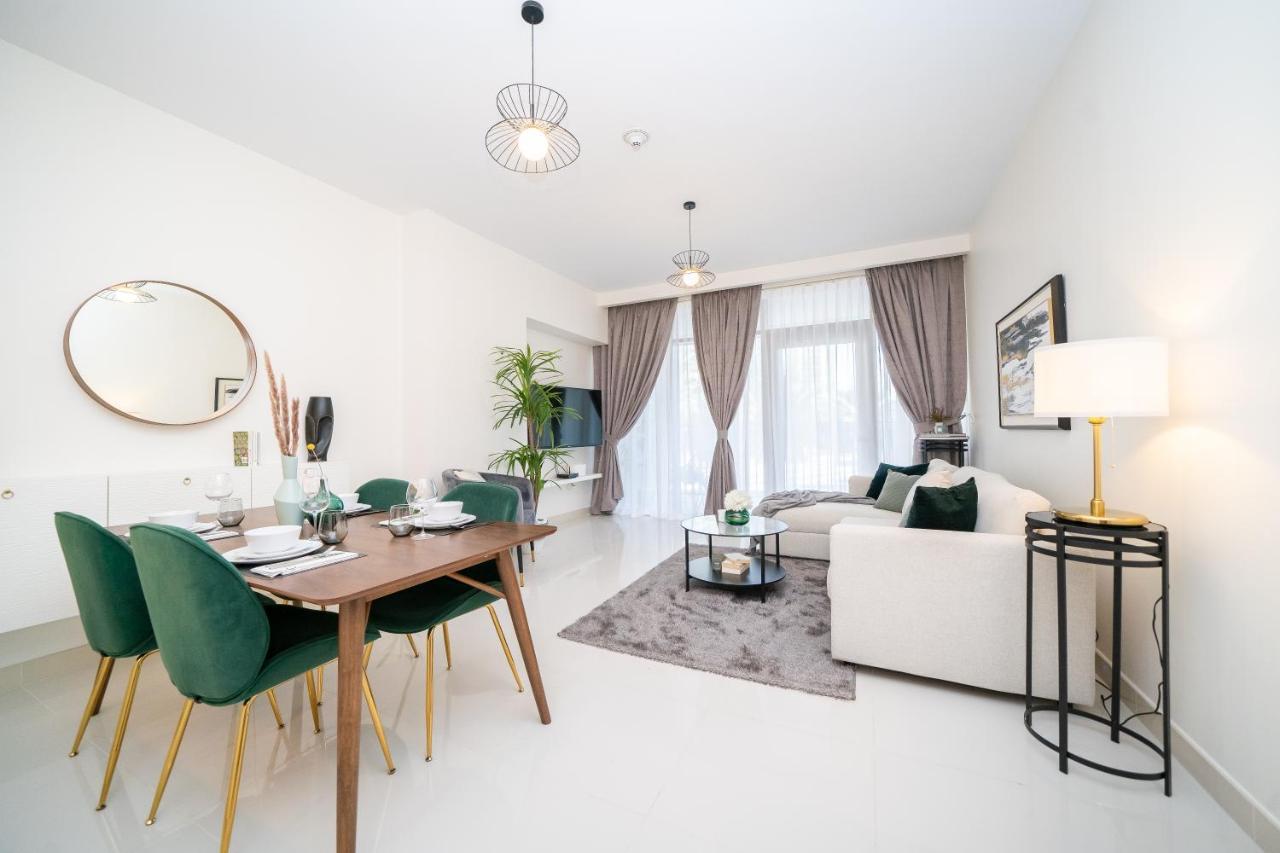 Higuests - Chic With Balcony And Pool Near Burj Khalifa Apartemen *