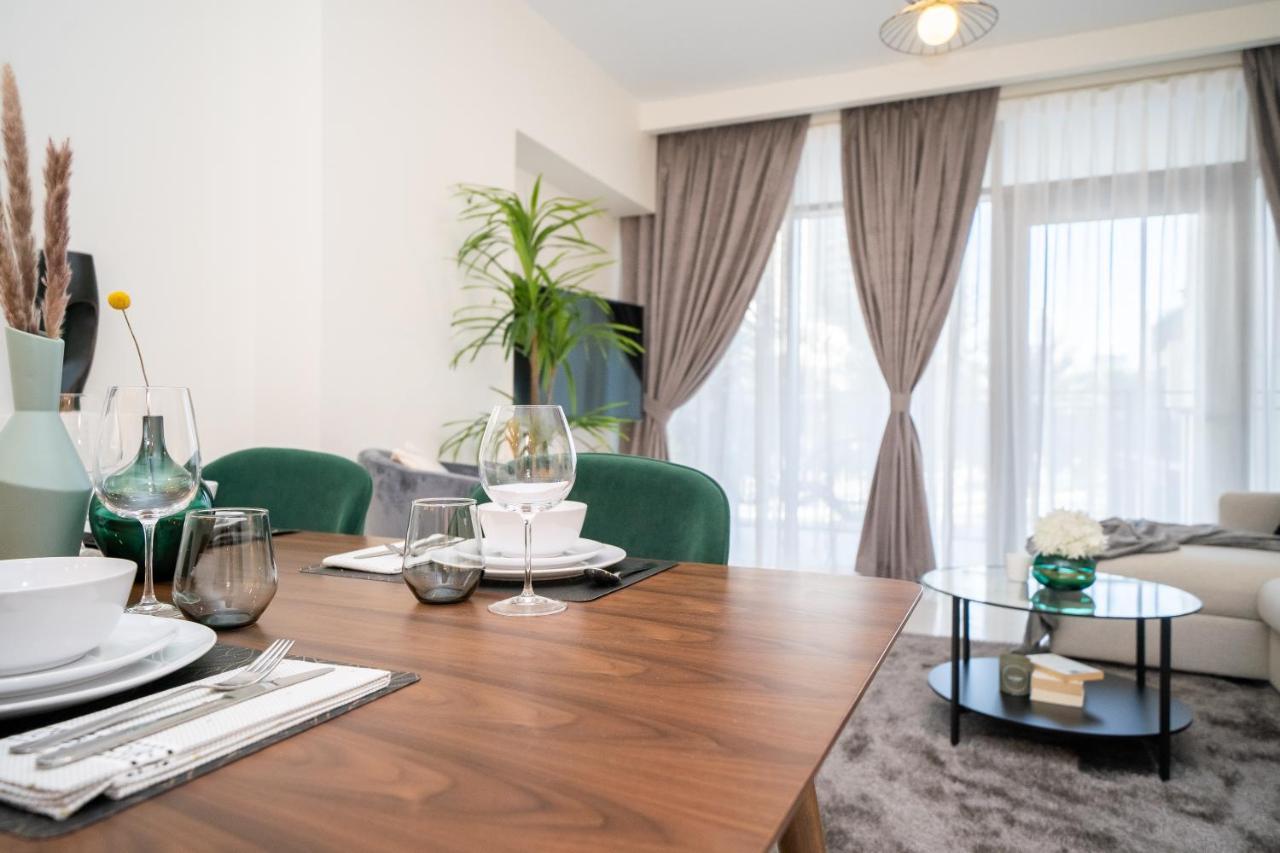Higuests - Chic With Balcony And Pool Near Burj Khalifa Apartemen Dubai