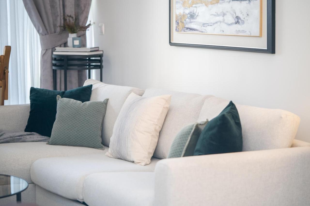 Higuests - Chic With Balcony And Pool Near Burj Khalifa Apartemen Dubai