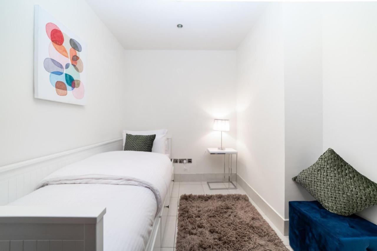 Durrani Homes - Glam Living Besides Mall- 2br With Study Third Converted Apartamento