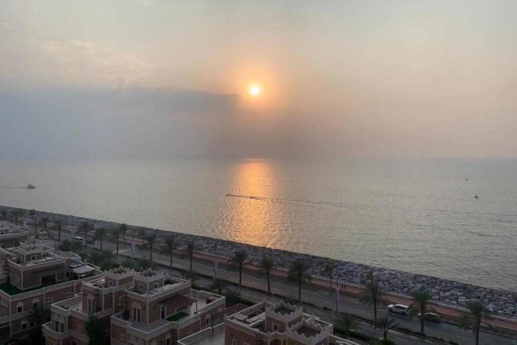 Balqis Residense Palm Jumeirah,pool, Beach, Floor, Full Sea View, Restaurants Apartamento *