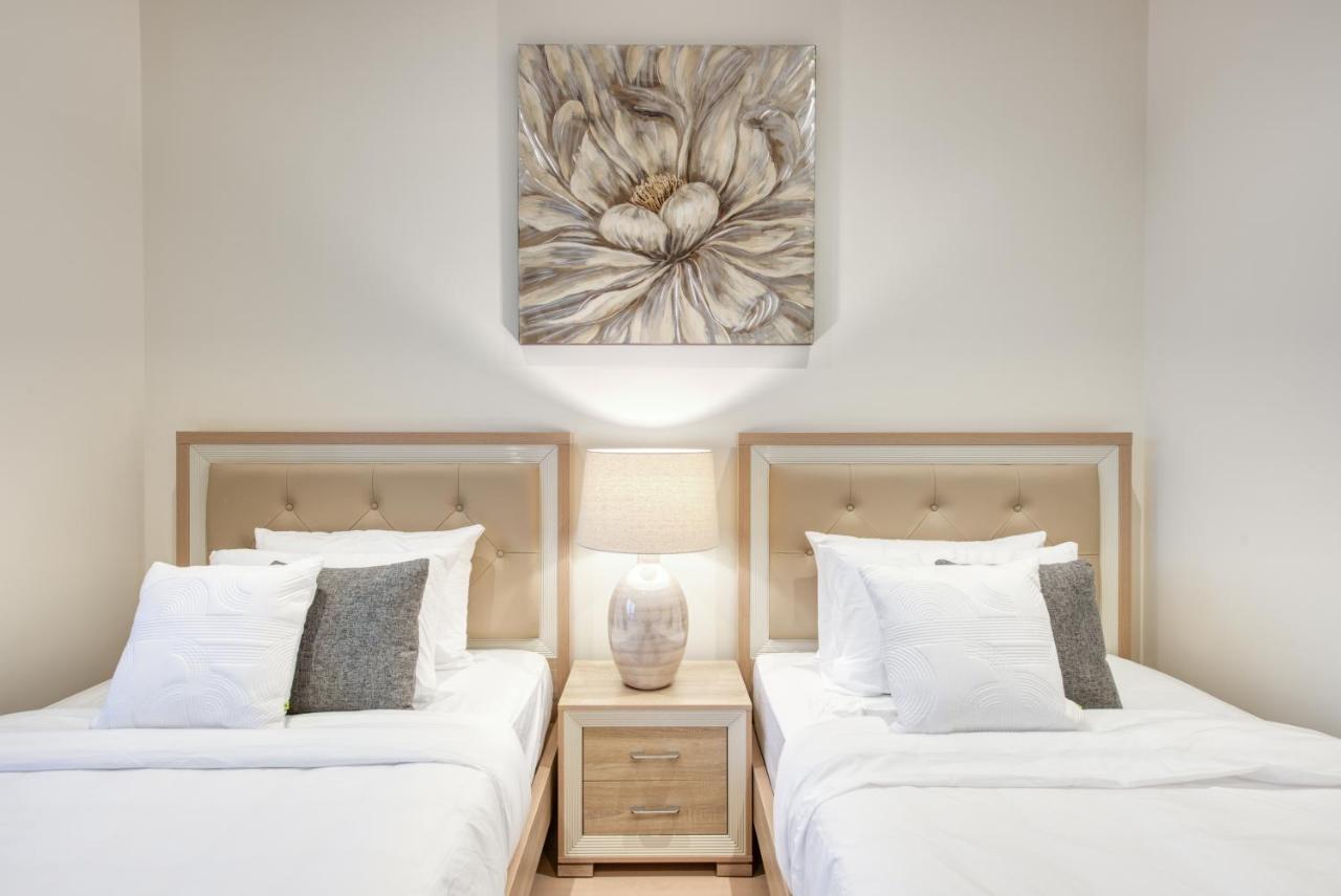 Rh- A Stylish Away From Home, Spacious 02 Bedroom Near Mall Appartement