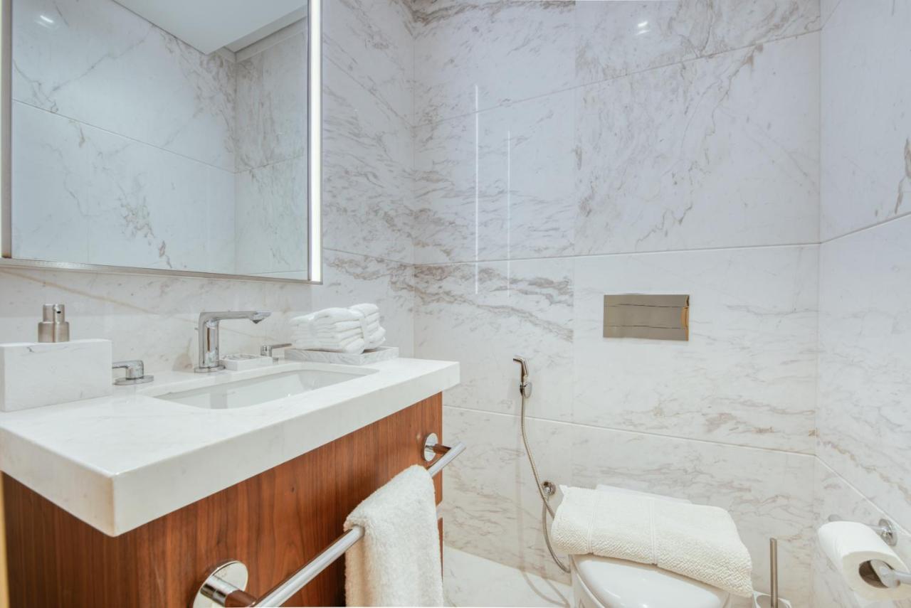 Rh- A Stylish Away From Home, Spacious 02 Bedroom Near Mall Appartement
