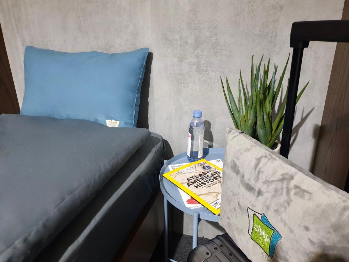Sleep 'n Fly Sleep Lounge, D-gates Terminal 1 - Transit Only Capsulehotel *