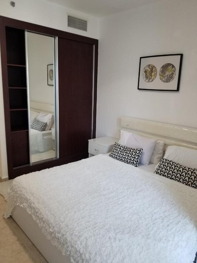 Luxury Kings Palace Private With Shared Kitchen Next To Barasti Beach Gazde/Camere de închiriat Dubai