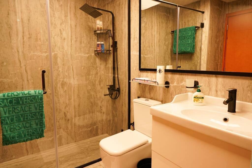 Luxurious 1 Bedroom In The Sought Area Of *