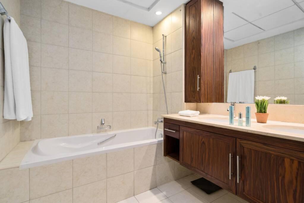 Apartamento Spectacular Burj & Fountain View - Luxurious 3 Bedrooms & Maids - The Residences Dubái