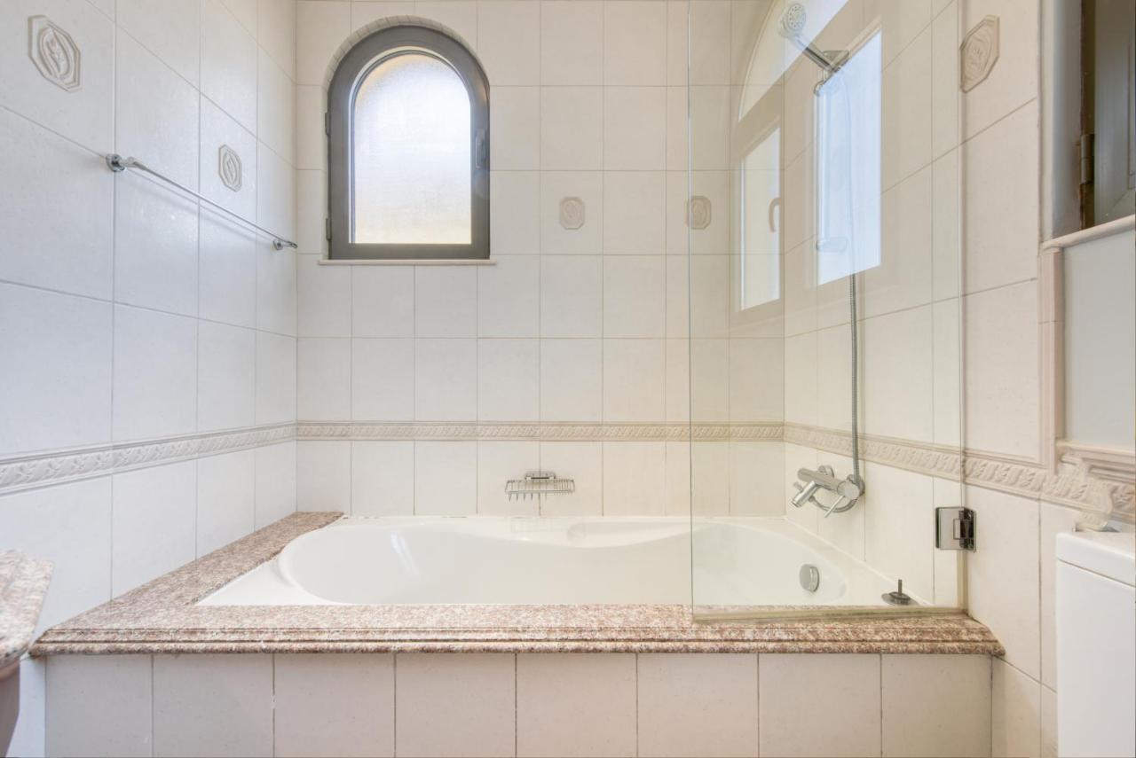 Sol Living - Exquisite 5br Garden W/pool & Beach In Palm Villa Dubai