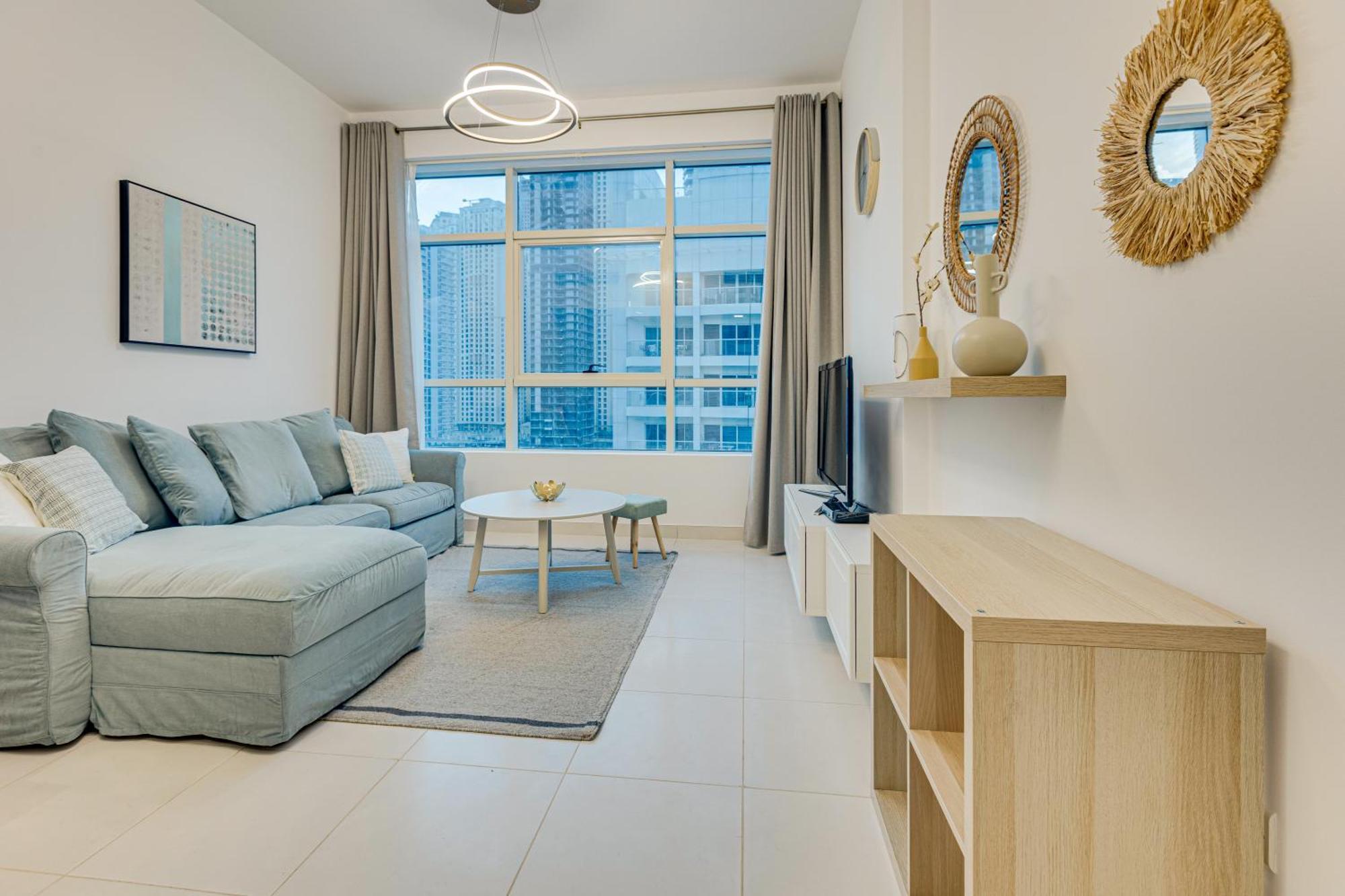 Great Views From New In Marina Appartement