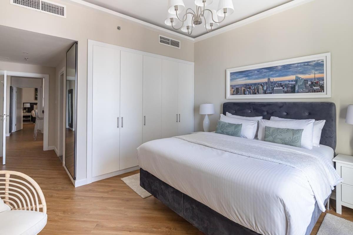 Frank Porter - Sulafa Tower Apartment Dubai