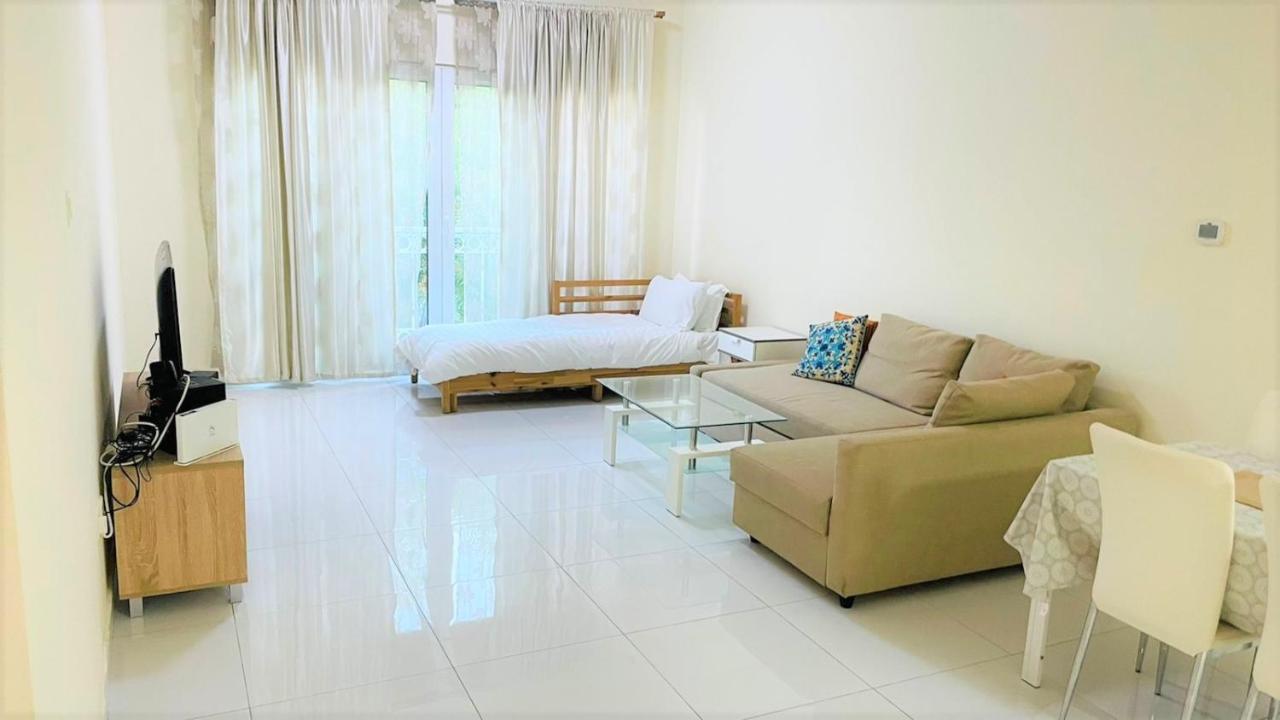 Apartamento Discovery Garden Poolside Dubái