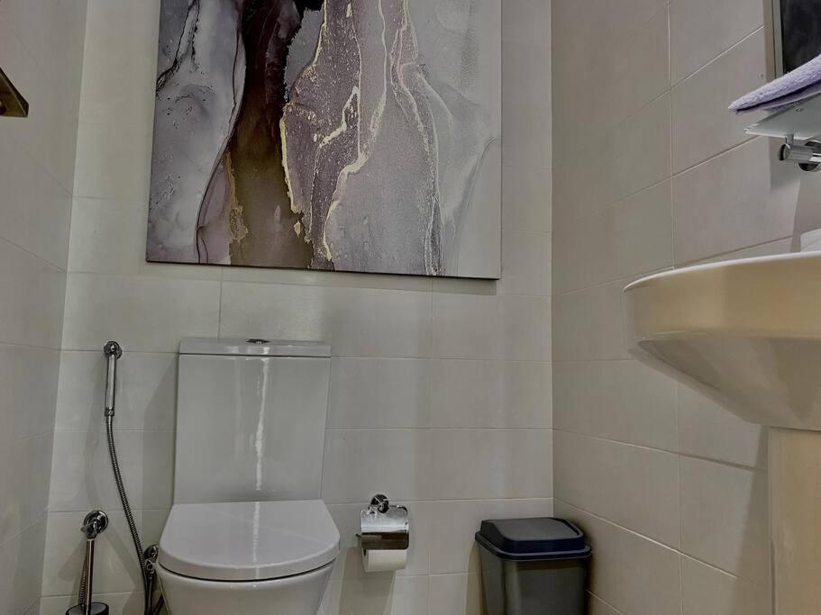 Next To Burj Khalifa & Mall Long Term Available! Send Message Apartamento Dubái