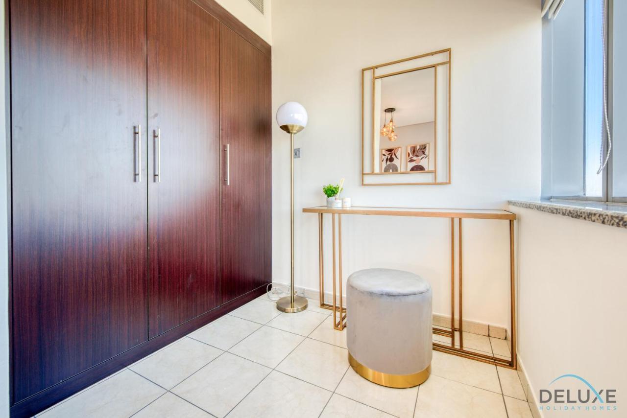 Limited Offer Stylish 1br With Balcony & Pool Access By Deluxe Homes Appartement Dubaï