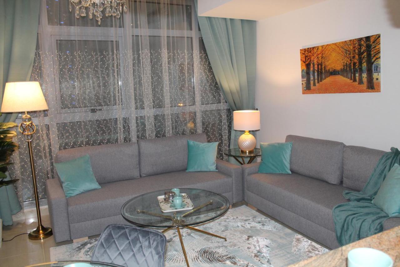 Newly Furnished One Bedroom Next To Metro & In Marina Lägenhet