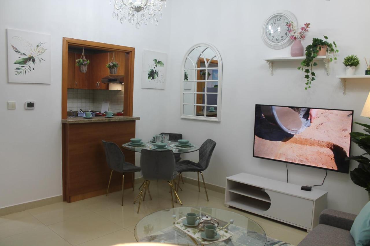 Lägenhet Newly Furnished One Bedroom Next To Metro & In Marina