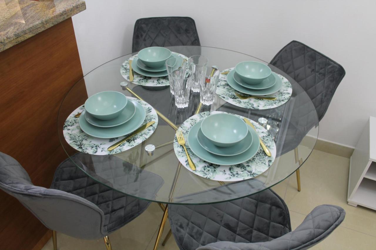 Lägenhet Newly Furnished One Bedroom Next To Metro & In Marina Dubai
