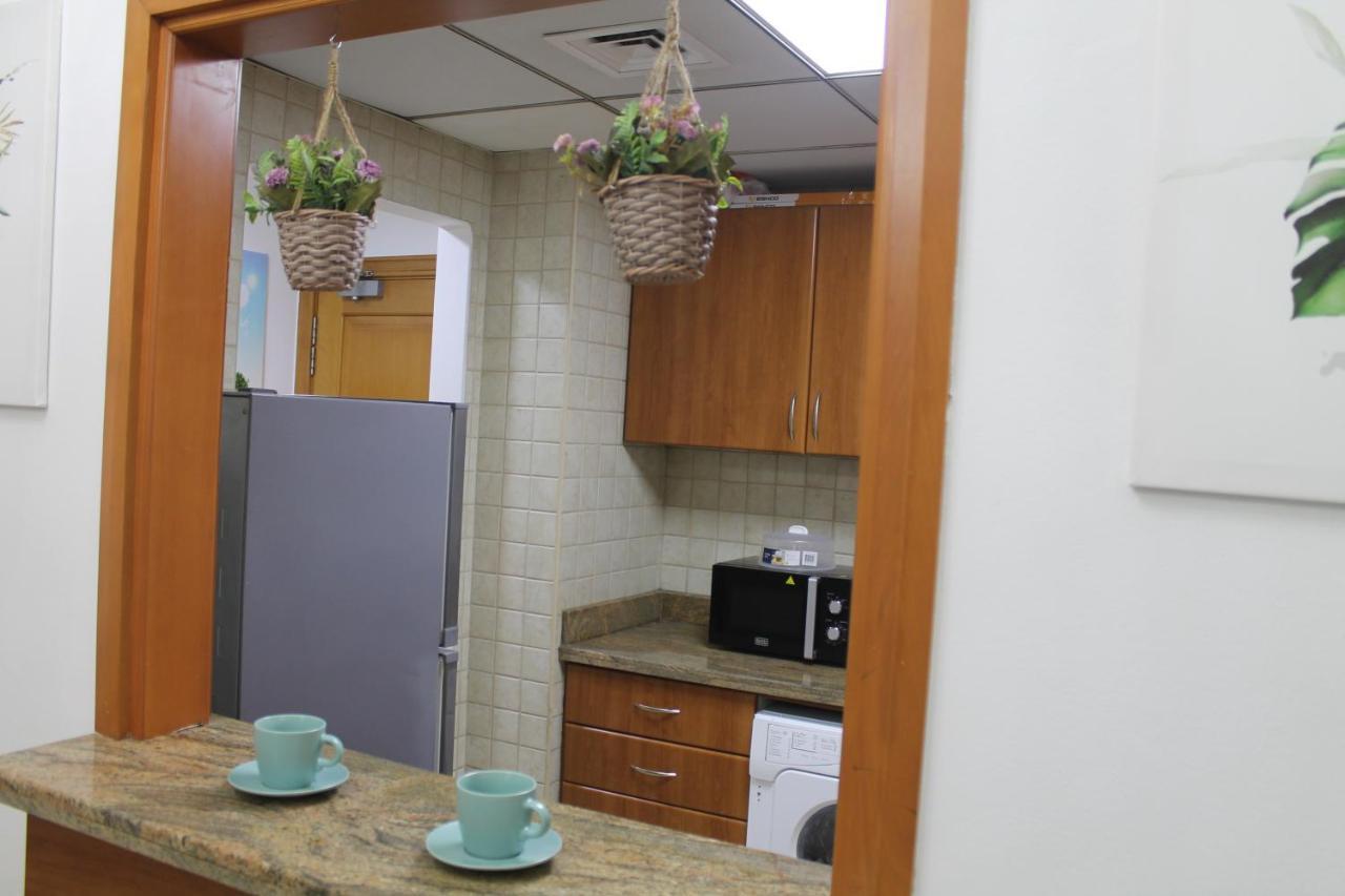 Lägenhet Newly Furnished One Bedroom Next To Metro & In Marina Dubai