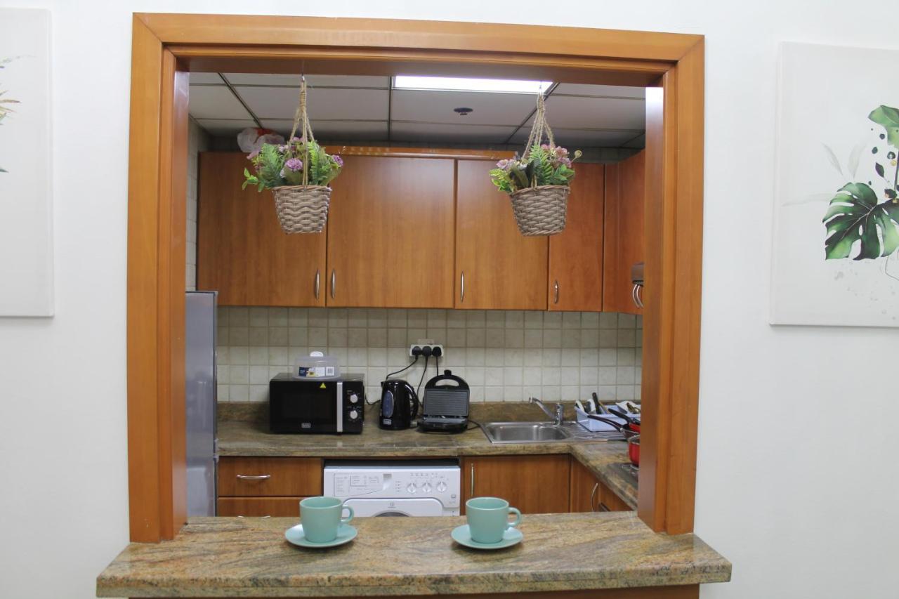Lägenhet Newly Furnished One Bedroom Next To Metro & In Marina Dubai