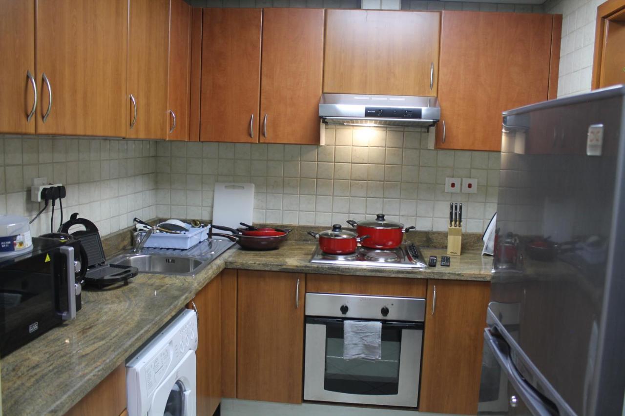 Newly Furnished One Bedroom Next To Metro & In Marina Lägenhet