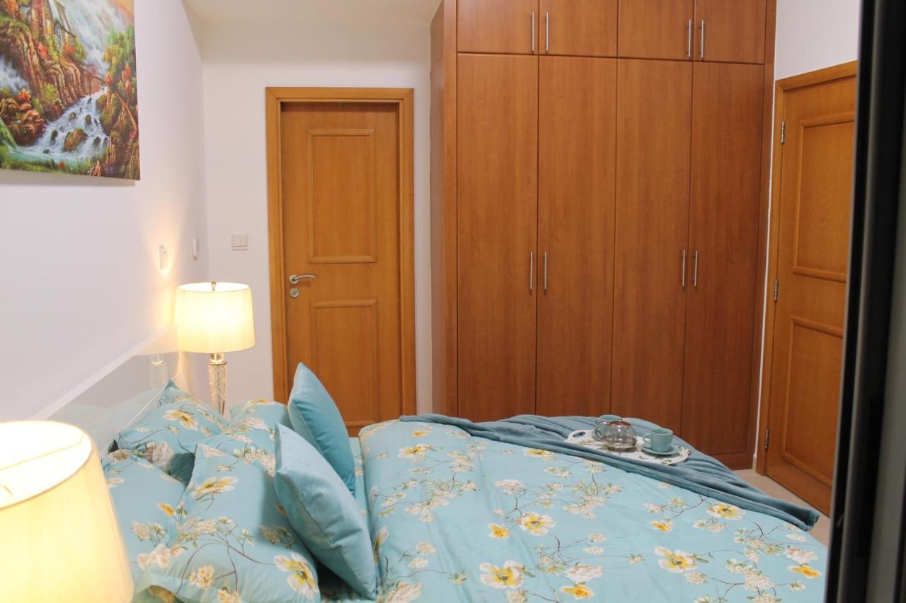 Lägenhet Newly Furnished One Bedroom Next To Metro & In Marina *