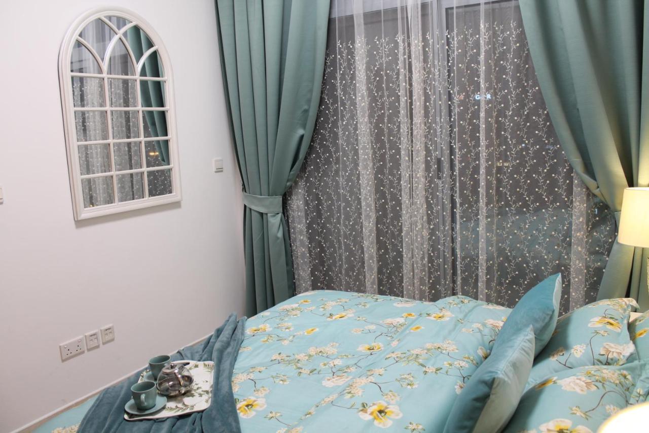 Lägenhet Newly Furnished One Bedroom Next To Metro & In Marina Dubai
