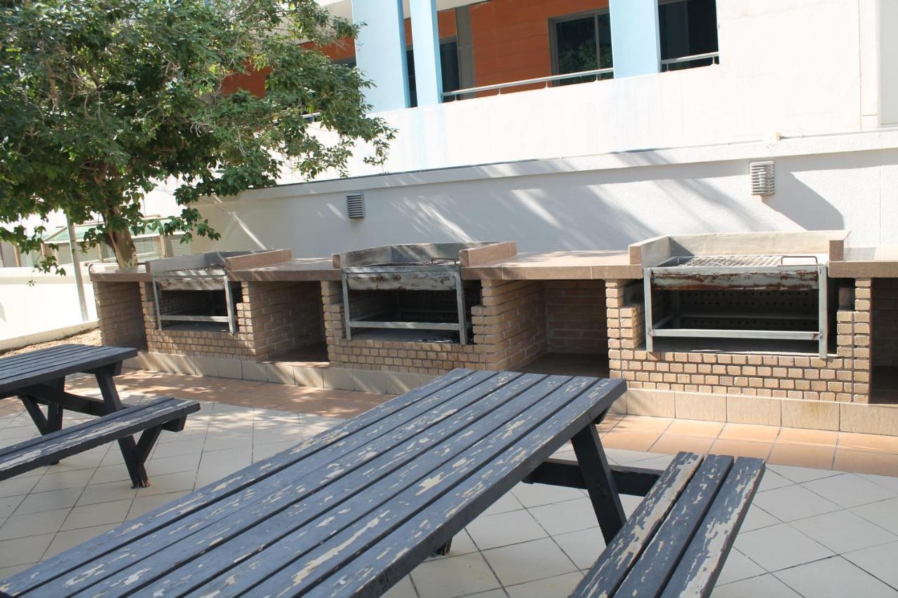 Lägenhet Newly Furnished One Bedroom Next To Metro & In Marina Dubai
