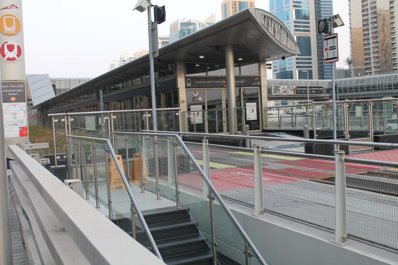 Lägenhet Newly Furnished One Bedroom Next To Metro & In Marina Dubai