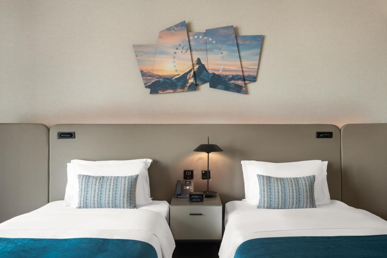 Paramount Midtown Hotel