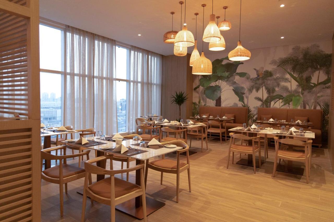 Novotel Jumeirah Village Triangle 4* Dubái