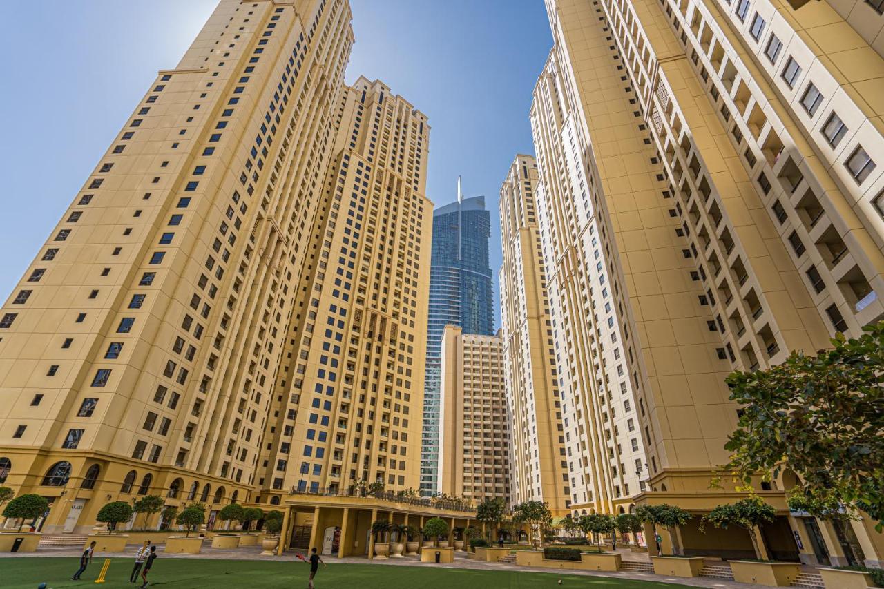 Higuests - Stylish In Jbr Steps From The Apartemen