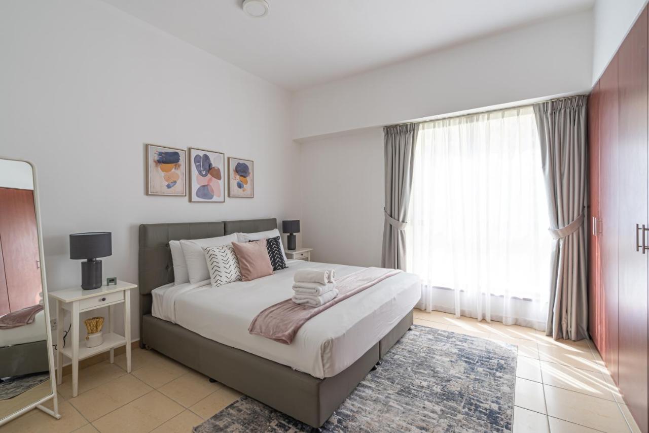 Higuests - Stylish In Jbr Steps From The Apartemen