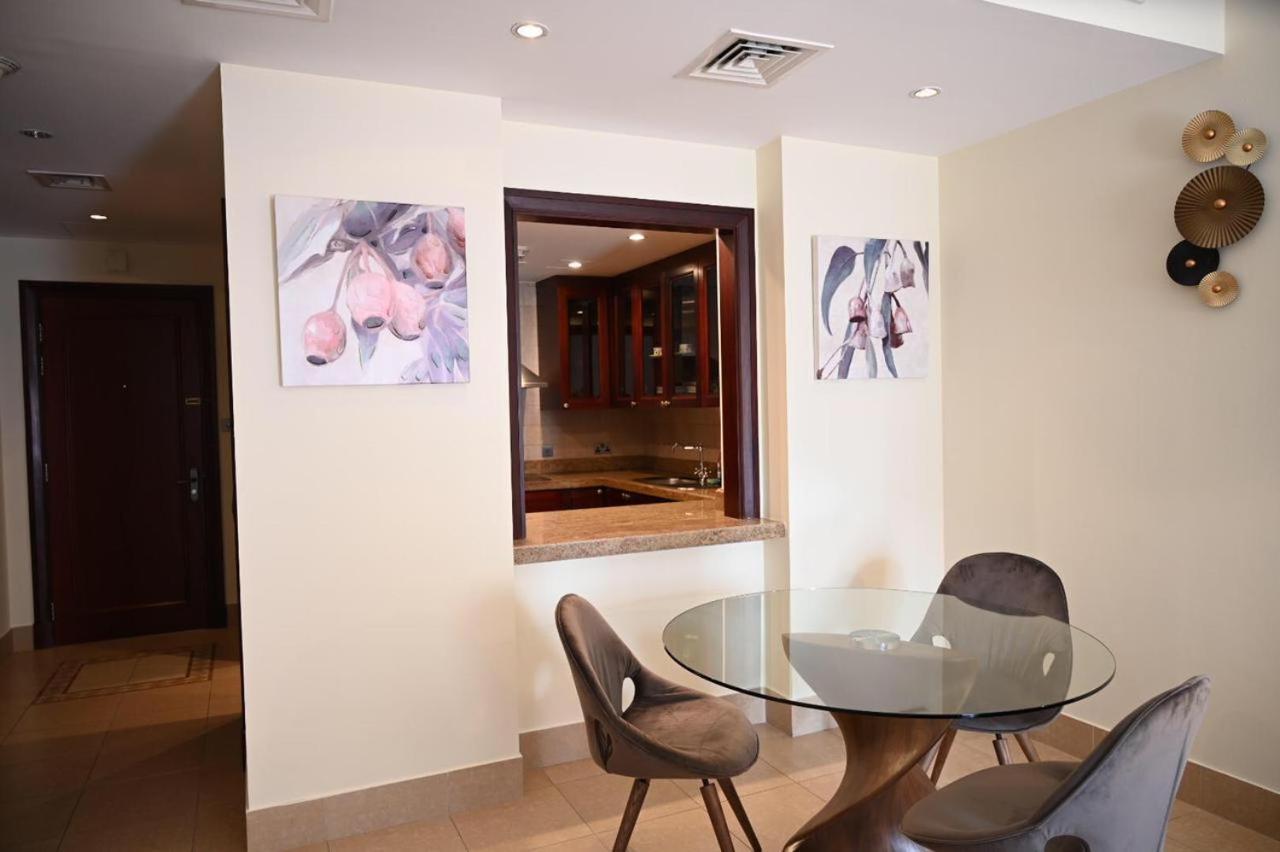 Burj Khalifa View, Birds Chirping, Cozy And Stylish Apartemen *