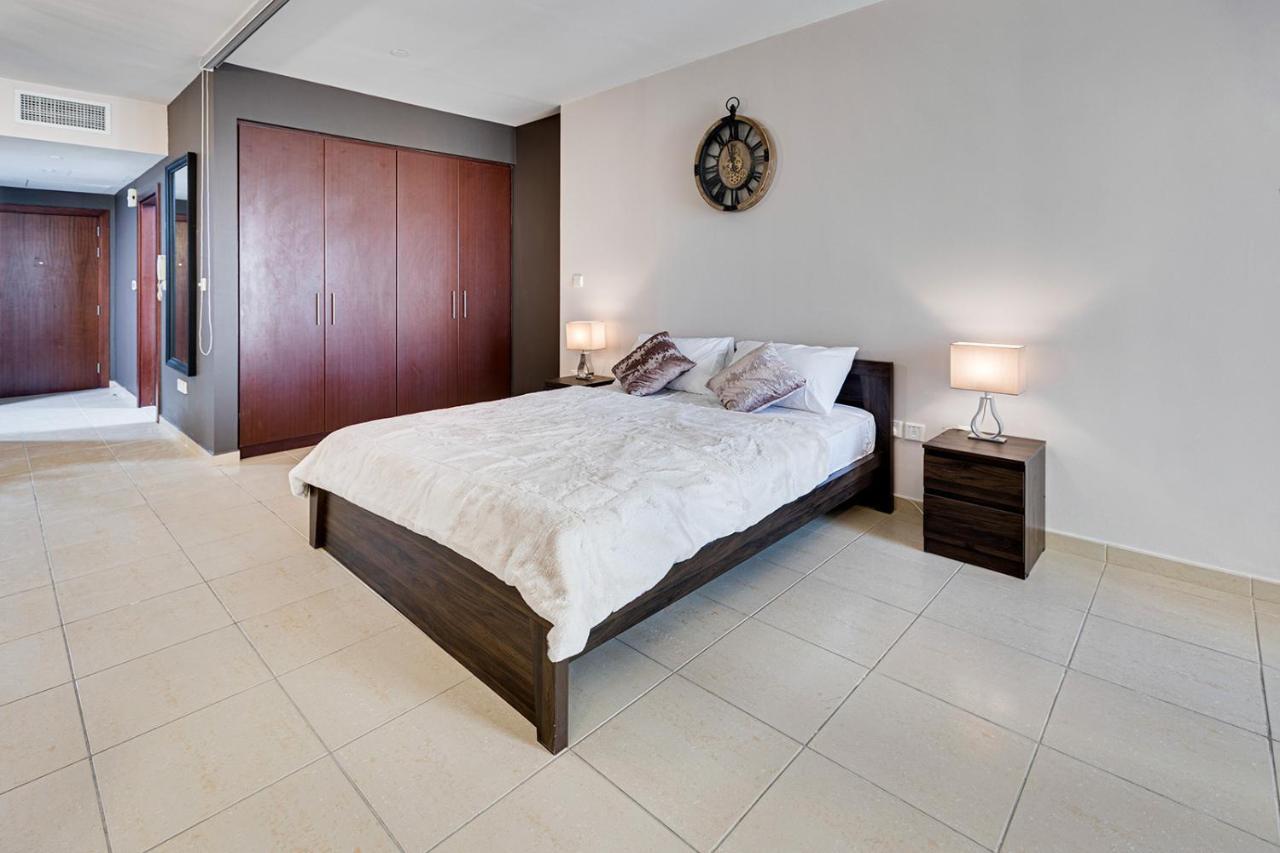 Entire Serviced Studio Jbr Sea View Balcony Dubái